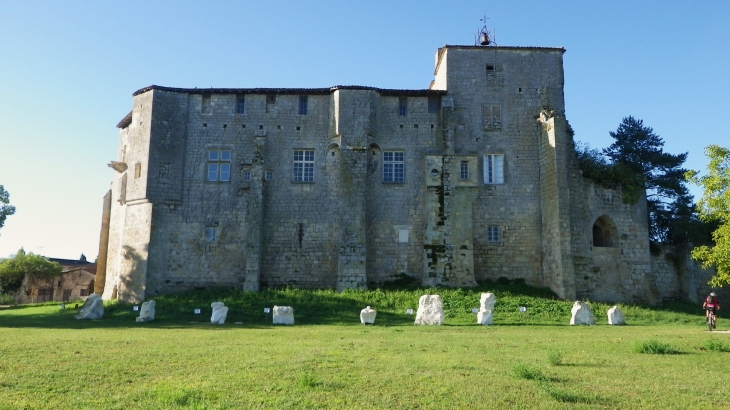 Le château fort de Pujols XVème (IMH) et ses récentes sculptures contemporaines.