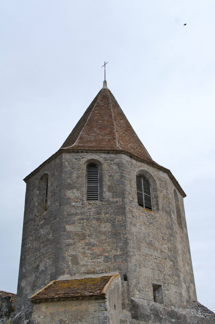 Eglise Saint Hilaire. Le clocher octogonal se dresse abritant deux cloches. - Puynormand