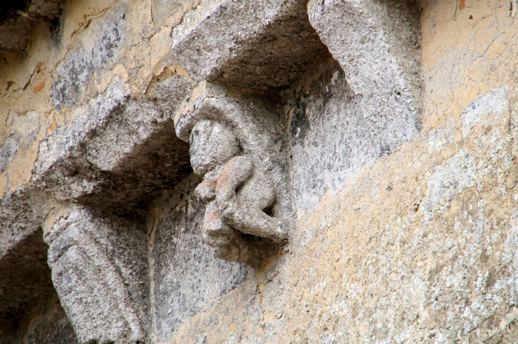 Modillons sculptés de l'abside. Eglise Saint Hilaire. - Puynormand