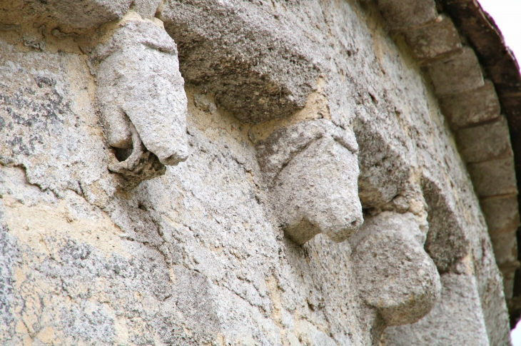 Modillons sculptés de l'abside. Eglise Saint Hilaire. - Puynormand
