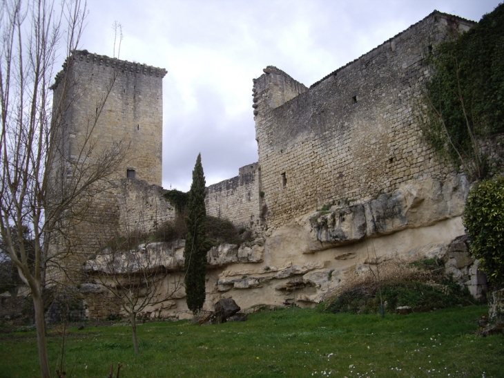 Les remparts et la tour de la Citadelle. - Rions