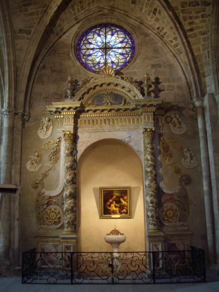A l'intérieur de l'église, un remarquable retable du 18ème. - Rions