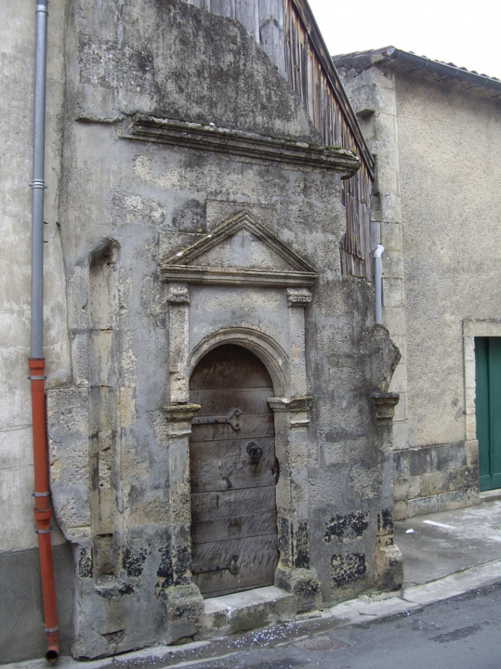 Vestige d'une maison détruite, sa porte d'entrée 17ème. - Rions