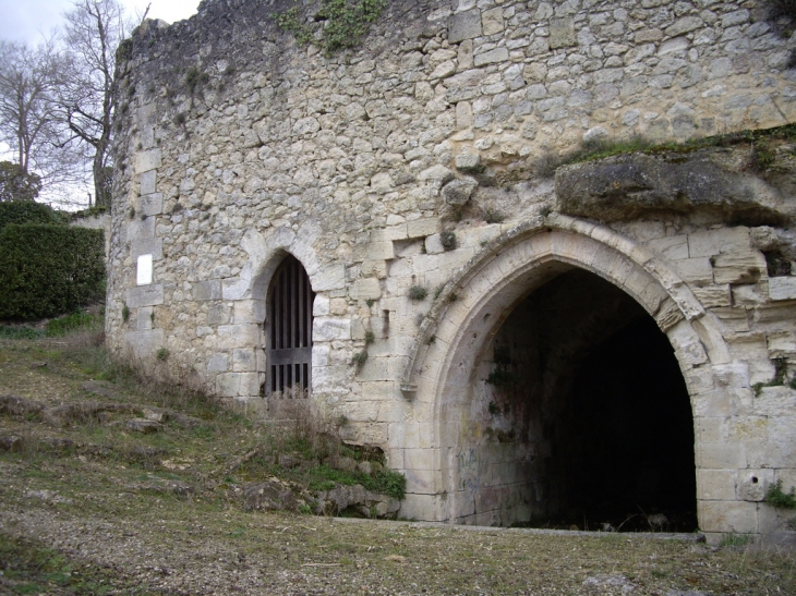 La grotte Charles VII au pied du rempart. - Rions