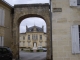Photo suivante de Rions Vue de la porte normande, la mairie.