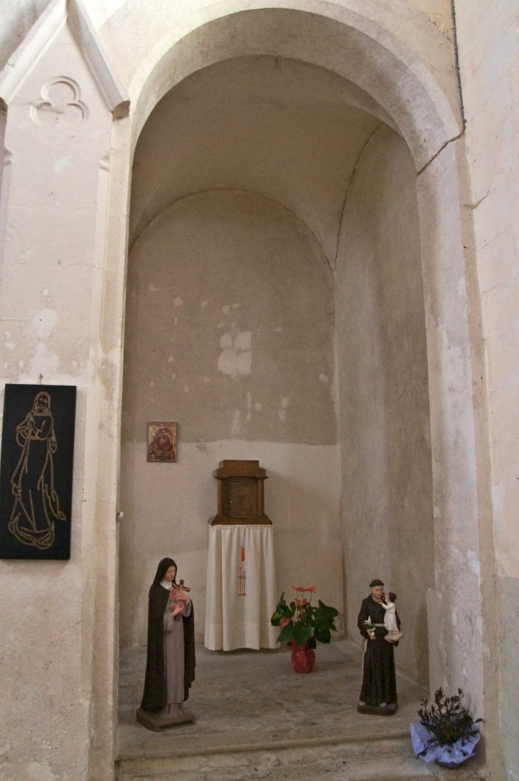 Petite chapelle de droite avec le Tabernacle. - Saint-Christophe-de-Double
