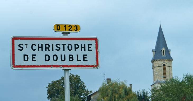 Origine du nom : de Saint Christophe et du nom de la Forêt de la Double. - Saint-Christophe-de-Double