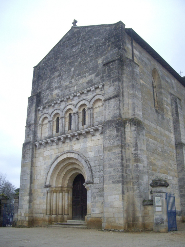 La façade de l'église. - Saint-Denis-de-Pile