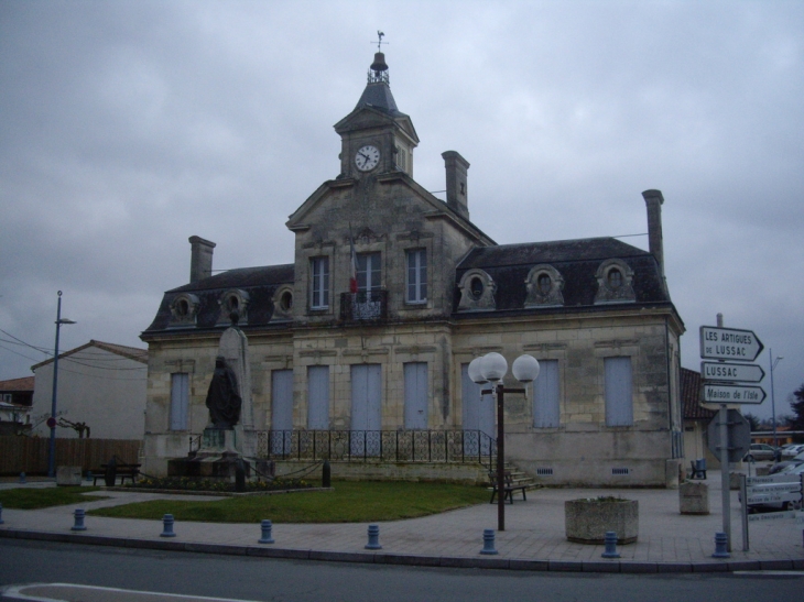 La mairie. - Saint-Denis-de-Pile