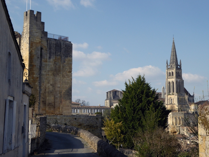 Vue sur les tours et clochers - Saint-Émilion