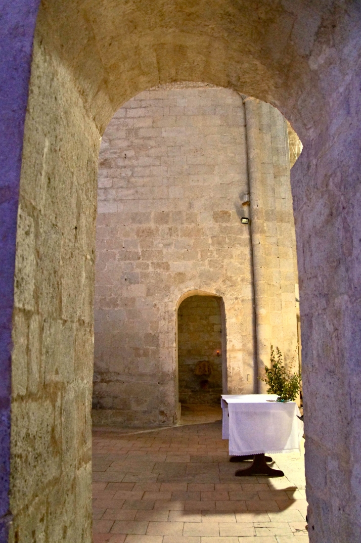 Passage par le choeur, entre les deux chapelles latérales. Eglise Notre Dame de la Nativité. - Saint-Ferme