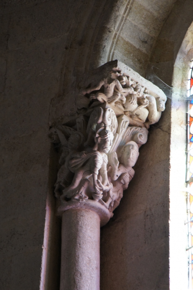 Eglise Notre Dame de la Nativité : chapiteau sculpté. - Saint-Ferme