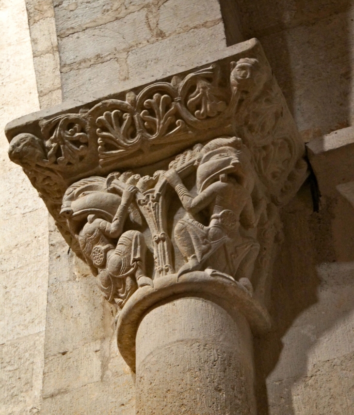 Eglise Notre Dame de la Nativité : chapiteau sculpté - Saint-Ferme