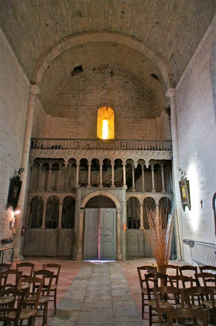 La nef vers le portail - Saint-Ferme