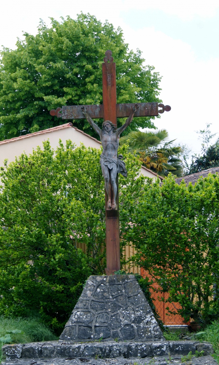 Croix du Christ près de l'église. - Saint-Genès-de-Lombaud