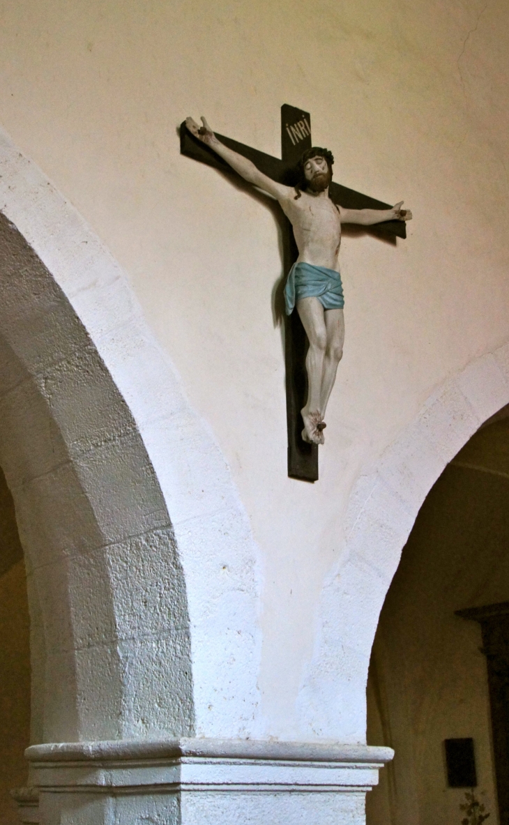 Christ en croix dans l'église. - Saint-Genès-de-Lombaud