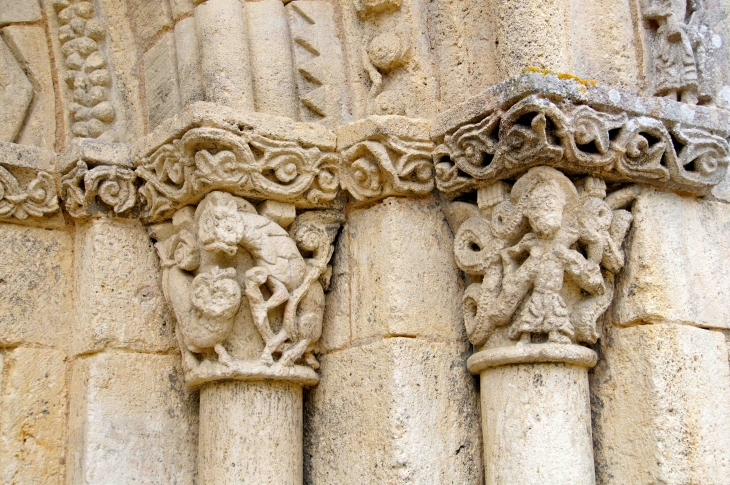 Les chapiteaux : La luxure et les serpents (à droite) - Saint-Genès-de-Lombaud
