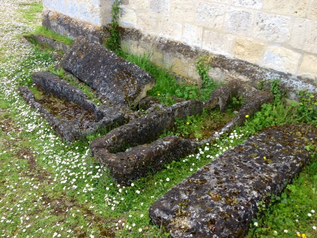 Sarcophages XIII/XIVème au pied de la chapelle. - Saint-Laurent-d'Arce