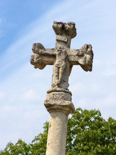 Détail de la croix du cimetière. - Saint-Léon