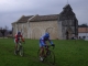 Eglise romane 12ème (IMH) lors d'une compétition de cyclo-cross.