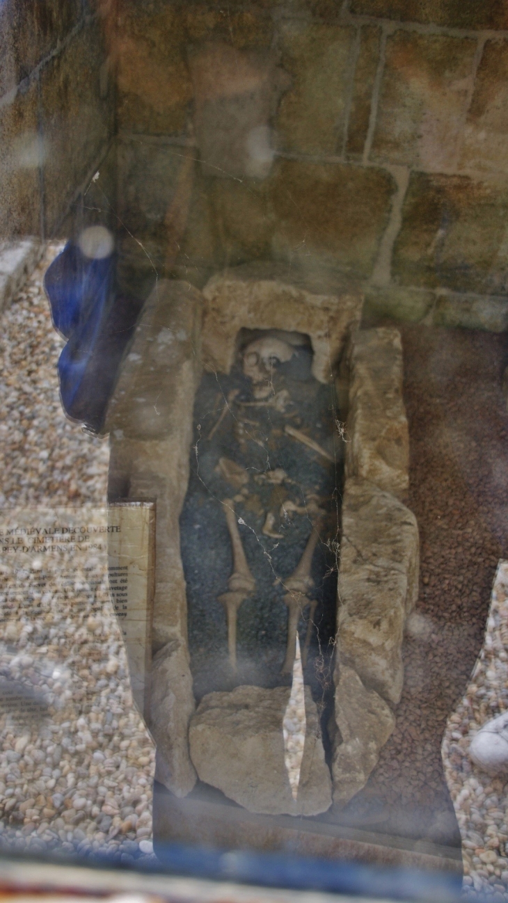 Sarcophage du 12 Em Siècle - Saint-Pey-d'Armens