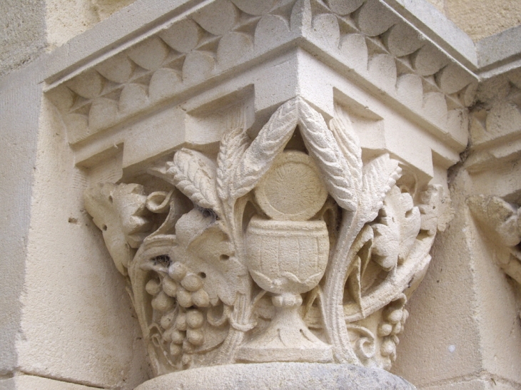 Chapiteau sculpté de l'église. - Saint-Philippe-d'Aiguille