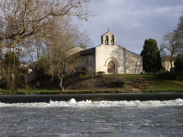 Saint-Seurin-sur-l'Isle L'église romane au bord de l'Isle