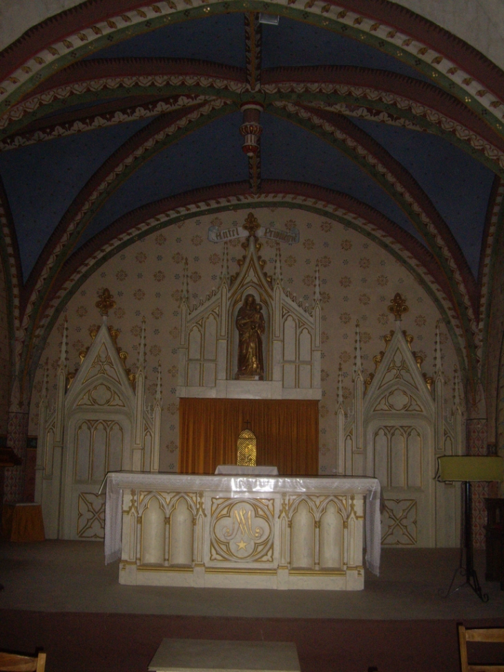 L'autel, les retables en bois sculpté et les peintures murales du choeur. - Saint-Vincent-de-Pertignas