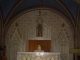 L'autel, les retables en bois sculpté et les peintures murales du choeur.