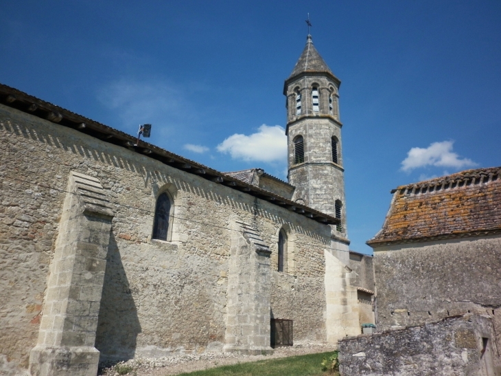 L'église, nef et bas-côté gothique. - Saint-Vivien-de-Monségur