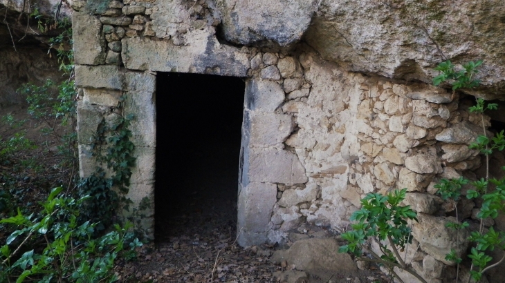 Entrée de l'habitat troglodytique de Sainte Florence. - Sainte-Florence