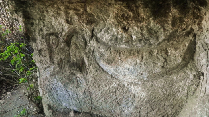 Bas-reliefs sculptés sur la paroi de l'habitat semi-troglodytique. - Sainte-Florence