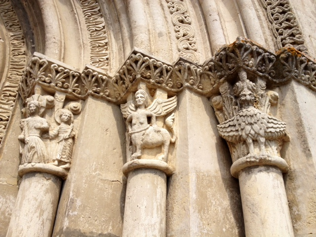 Chapiteaux de colonnes de l'église Saint Romain. - Targon