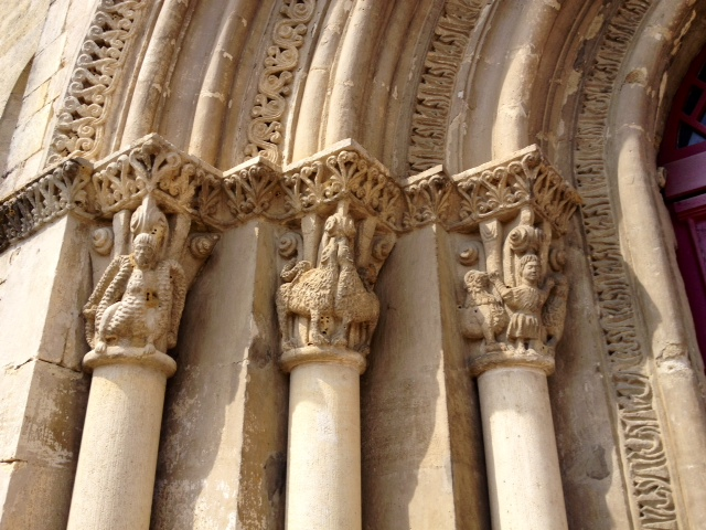 Chapiteaux de colonnes du portail de l'église Saint Romain. - Targon