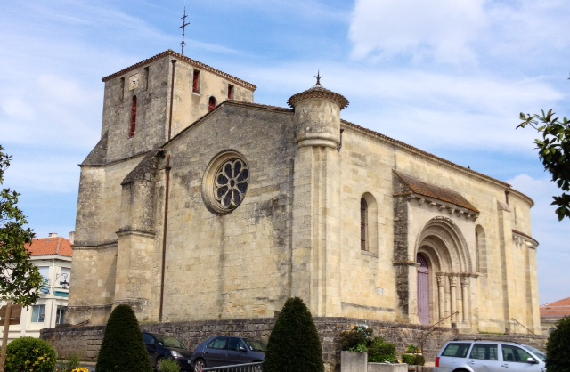 L'église romane Saint Romain (IMH) et son clocher fortifié XVIème. - Targon