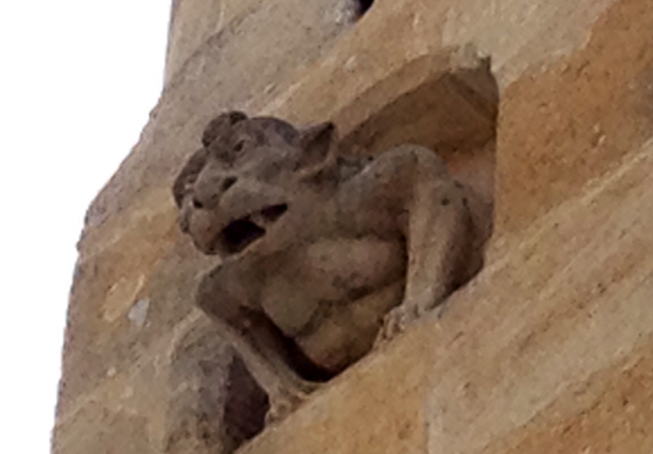 Sculpture du chevet de l'église Saint Romain. - Targon