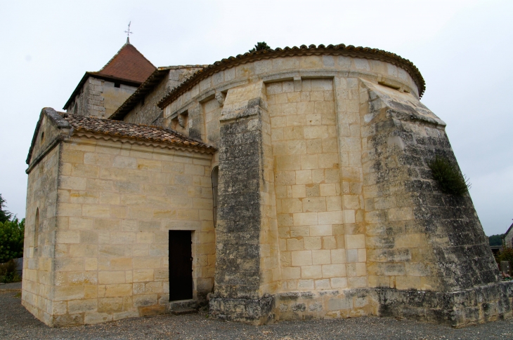 Le chevet de l'église Notre Dame. L'abside est soutenue de l'extérieur par de gros contreforts rajoutés à une période ultérieure. - Tayac