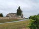 Photo précédente de Tayac Eglise Notre Dame. Située au sommet d'un coteau qui domine un paysage de vignes et entourée de son cimetière clos de murs de pierre.