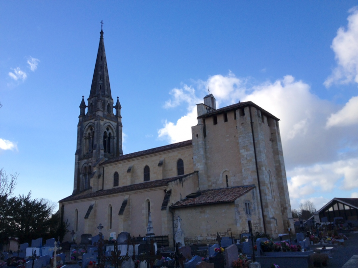 L'église Saint Pierre et sa tour-clocher fortifiée XIIIème (MH). - Tresses