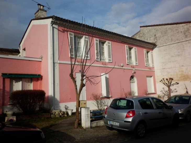 Une maison ancienne toute rose à St Pardon. - Vayres