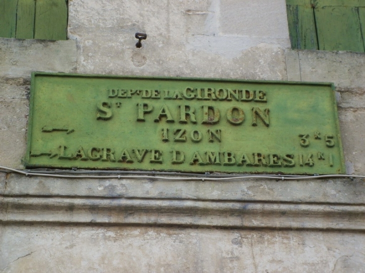 Ancien panneau indicateur à St Pardon. - Vayres