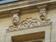 Mascarons en façade d'une maison ancienne à St Pardon.