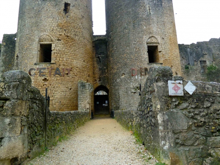 Pont et entrée, du château médièval édifié à partir de 1305 par Bertrand de Goth - Villandraut