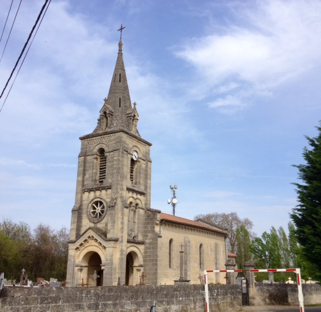 L'église romane Saint Genès, restaurée dans un style néo-gothique. - Virsac