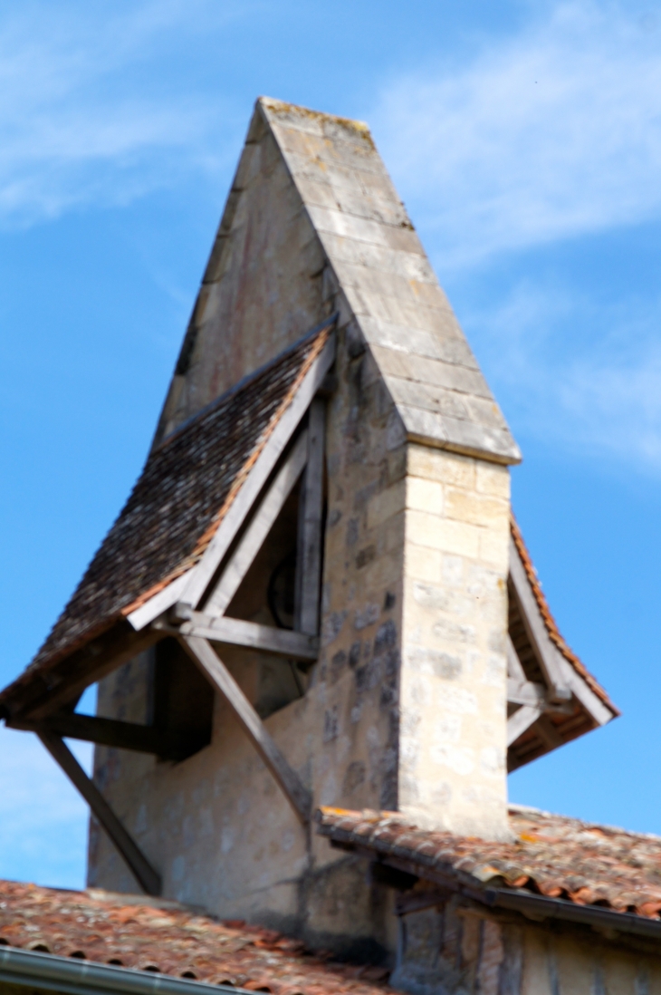 Le clocher-mur de l'église Saint-Jean-Baptiste. - Baudignan