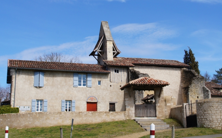 L'église Saint-Jean-Baptiste et son presbytère ne forment qu'un seul bâtiment. (photo 2013). - Baudignan