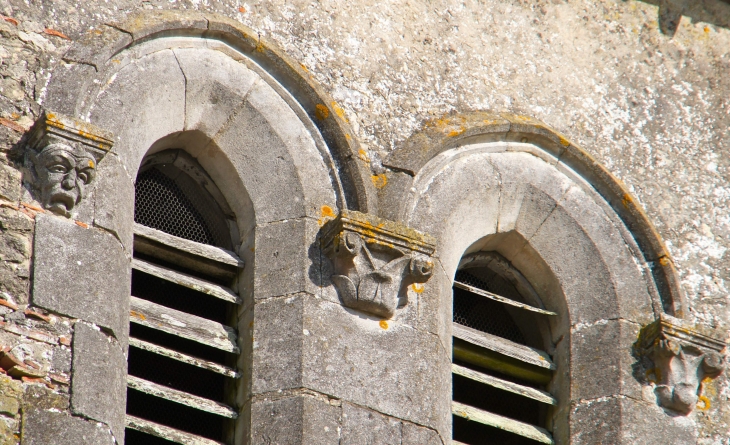 Détail : chapiteaux du clocher de l'église Saint-Barthélémy. - Créon-d'Armagnac