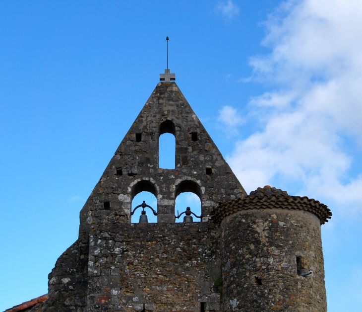 Eglise Saint-Jean-Baptiste - Le clocher-mur triangulaire percé de trois ouvertures en plein cintre. - Escalans