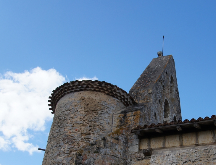 Le-clocher-mur-de-l-eglise-saint-jean-baptiste et sa tour escalier. - Escalans