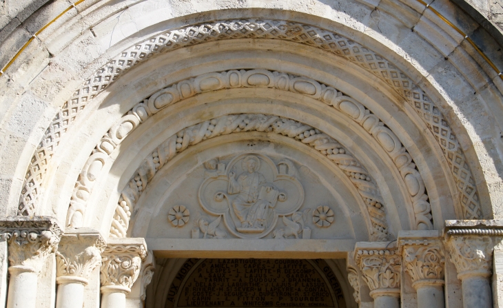Eglise de saint-Luperc. Tympan du portail occidental, profondément retaillé par le Sculteur de Montpellier Layrolle. - Gabarret
